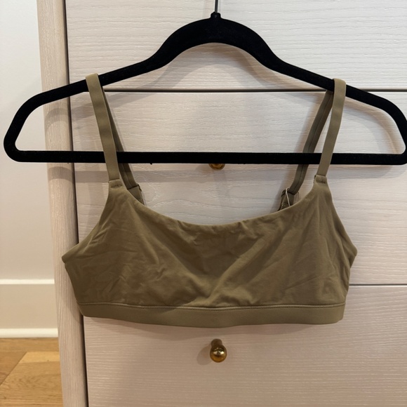 SKIMS Fits Everybody Scoop Neck Bralette - Picture 2 of 4